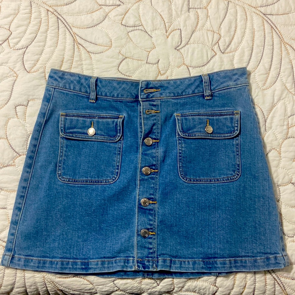 Button front two pockets blue jean mini skirt